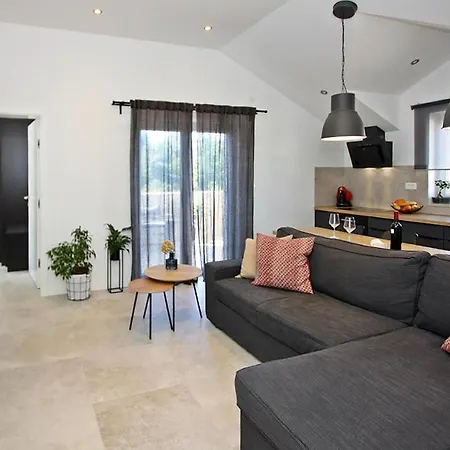 Apartamento 1 Bedroom Lovely In Supetar
