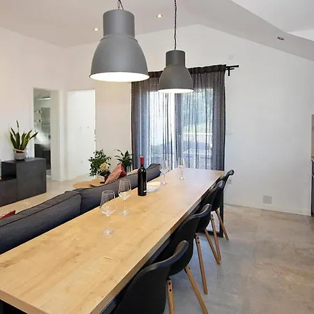 1 Bedroom Lovely In Апартаменти *