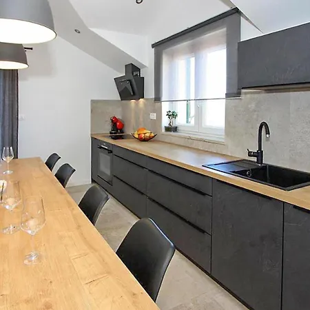 Apartamento 1 Bedroom Lovely In Supetar